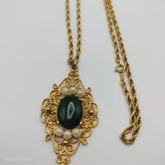 Filigree Pendant With Pearls and Green Gemstone Cabochon Gold Tone rope chain - Picture 1 of 8